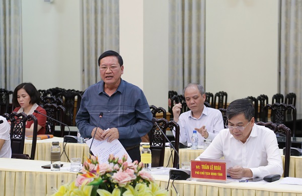 Giám đốc BHXH tỉnh Nam Định Trần Văn Dũng báo cáo tại buổi làm việc